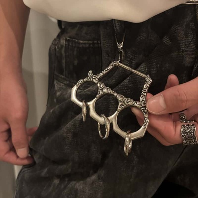 PAPR 藤蔓指虎钥匙扣 古银色电镀做旧 立体纹样