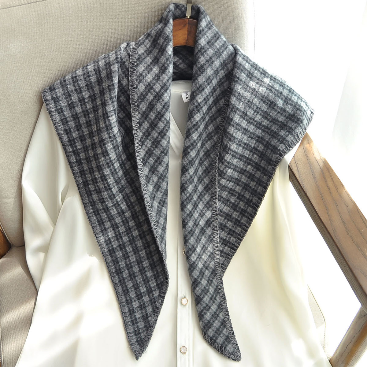 灰色格子针织三角披肩小坎肩