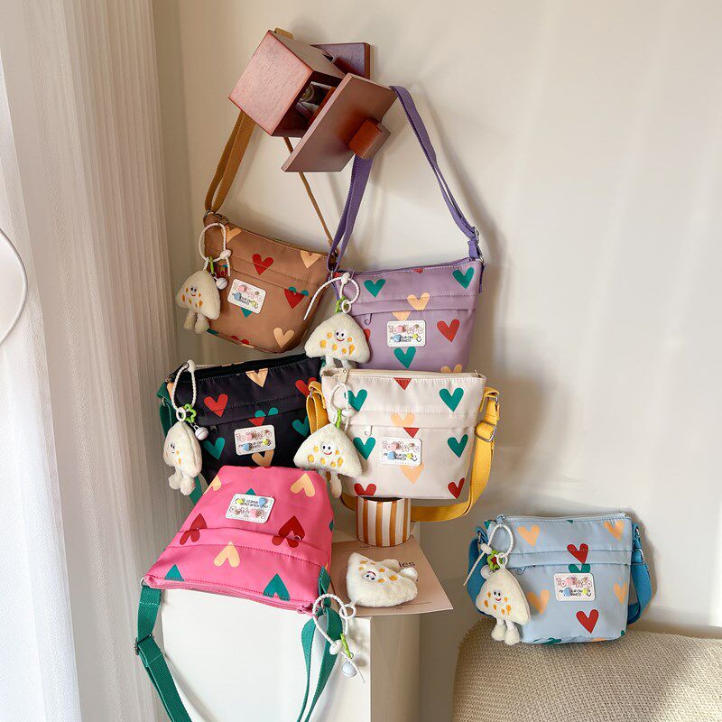 日系小清新男女童单肩包甜美爱心带挂件小孩斜挎包新款帆布儿童包