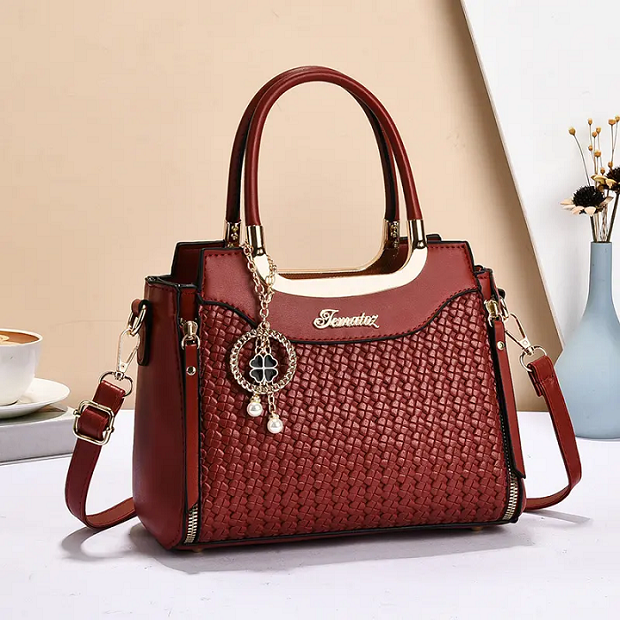 红色新中式国风刺绣手提包