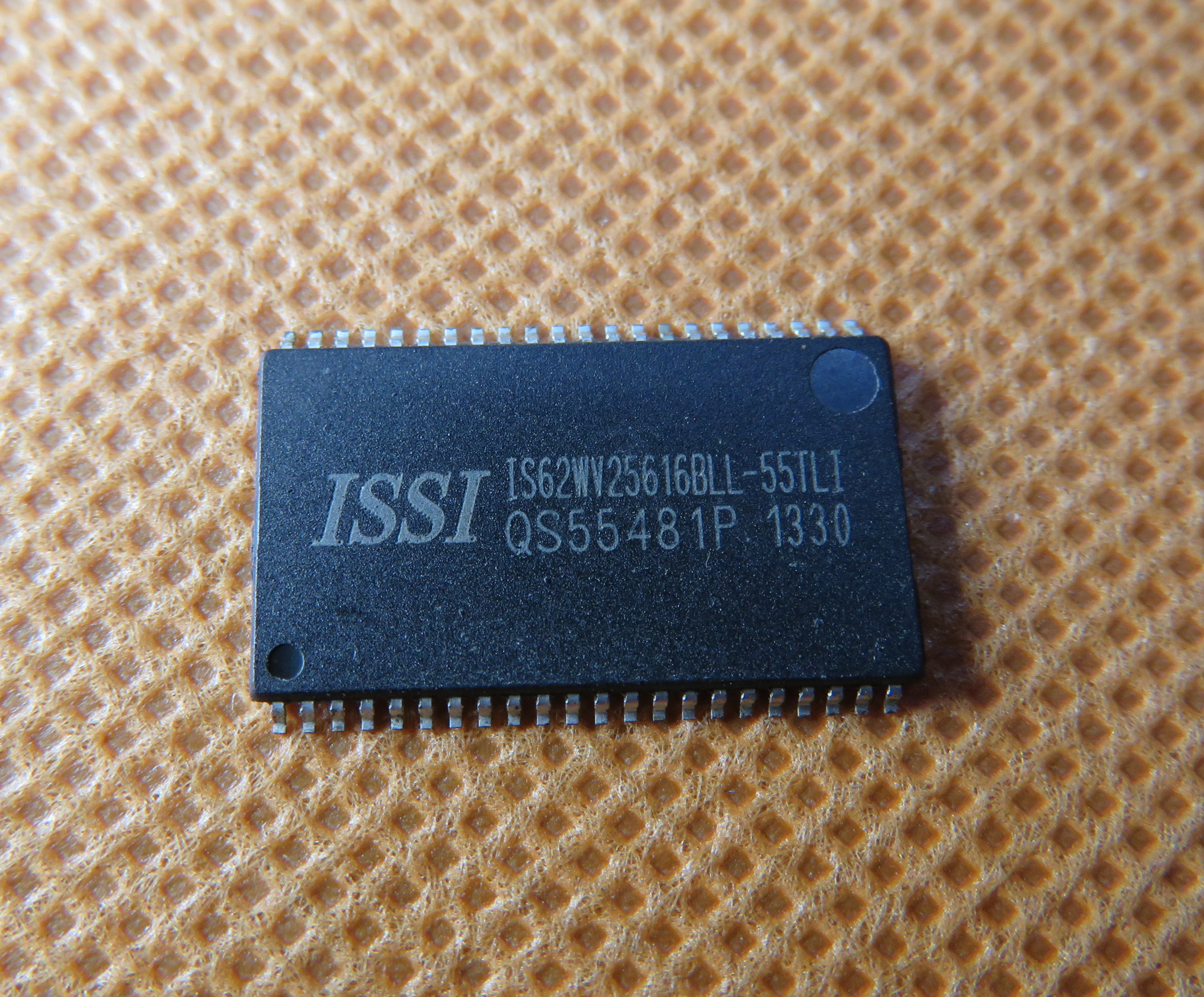 is62wv25616bll-55tli 封装:tsop-44 静态随机存取存储器