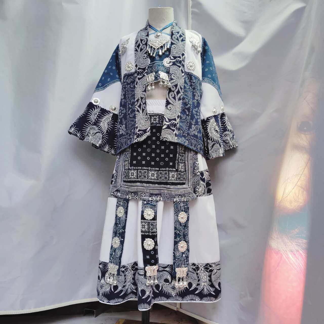 2024新款儿童苗族舞台苗疆表演旅拍套装蜡染写真少数民族服装