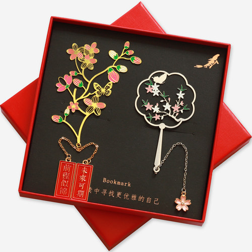 含苞待放樱花红豆镀金书签