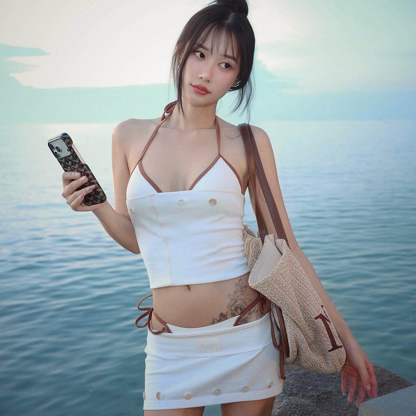 【假两件套】白色挂脖吊带性感辣妹比基尼裙式分体泳衣女度假风