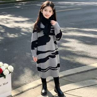女童斑马纹针织连衣裙2026中大童秋冬款时尚中长款宽松加厚毛衣裙