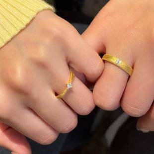 新款方形钻石拉丝黄金色戒指小众时尚素圈情侣对戒开口可调节设计