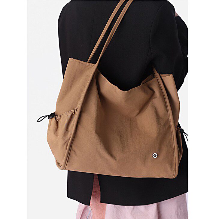 日本ぜいた尼龙水桶包包小众高级感尼龙防泼水大容量通勤托特包女