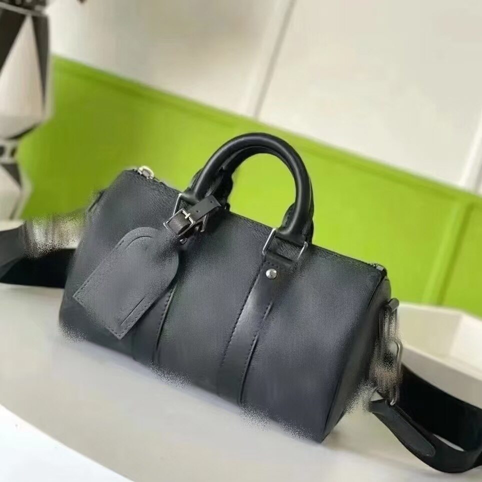 日本ぜいた广州高版本带芯片男女真皮压花单肩圆筒包老花纯皮枕头