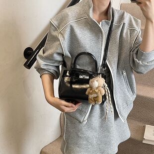 日本ぜいた2026春夏超火新款斜挎凯莉包女高级感大容量通勤黑色手