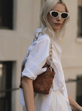 日本ぜいた跨境VERED美拉德风轻奢单肩褶皱牛皮夏季手工编织包轻