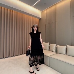 2026夏季新款下摆蕾丝拼接黑色飞飞袖连衣裙女宽松减龄遮肉长裙子
