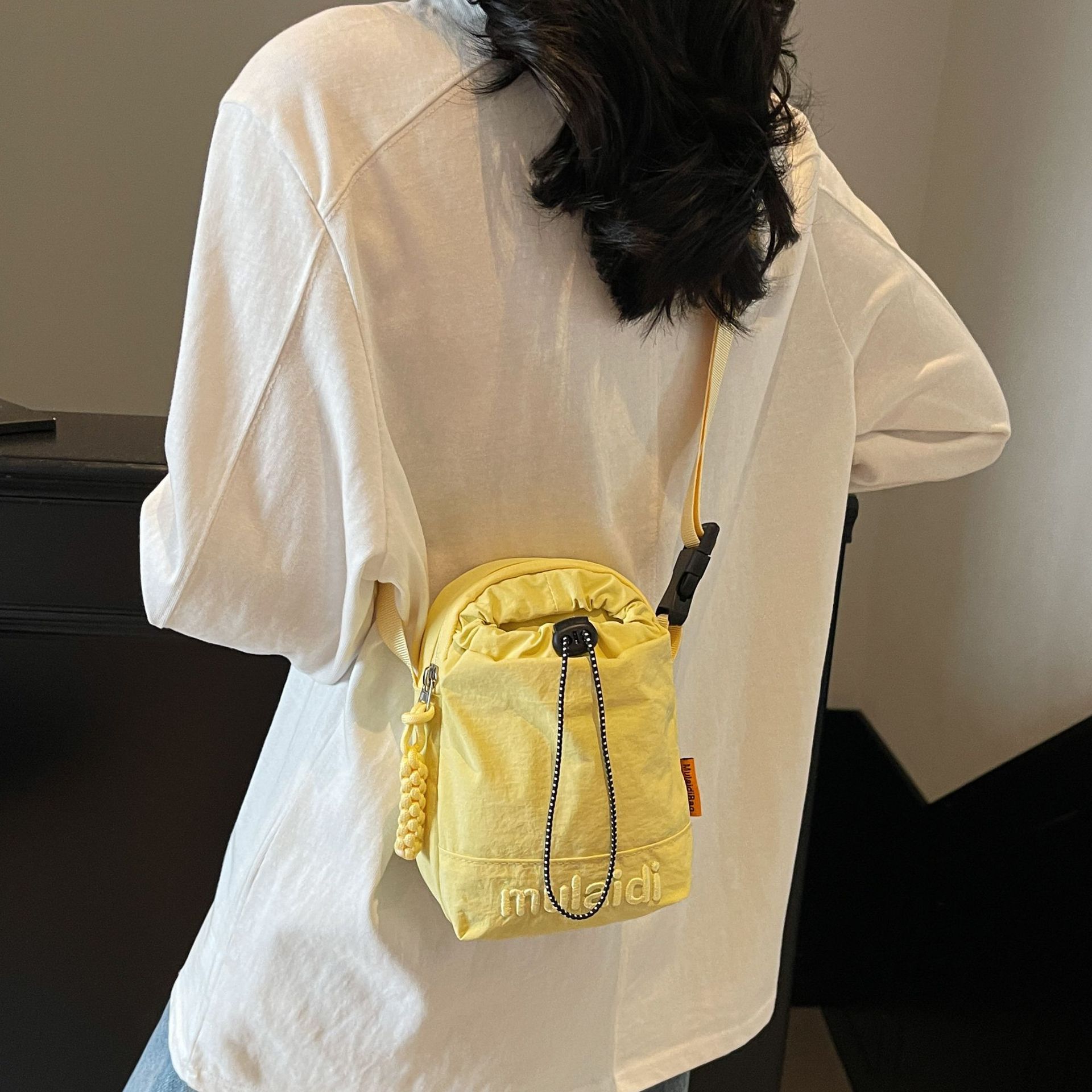 手机包女小挎包女2025新款夏天迷你装水杯水壶包包轻便简约斜挎包