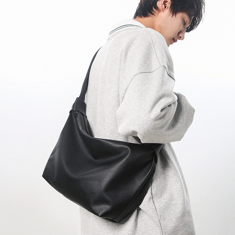 单肩斜挎包男款皮质小众高级感多功能男士防水通勤手提饺子包女包