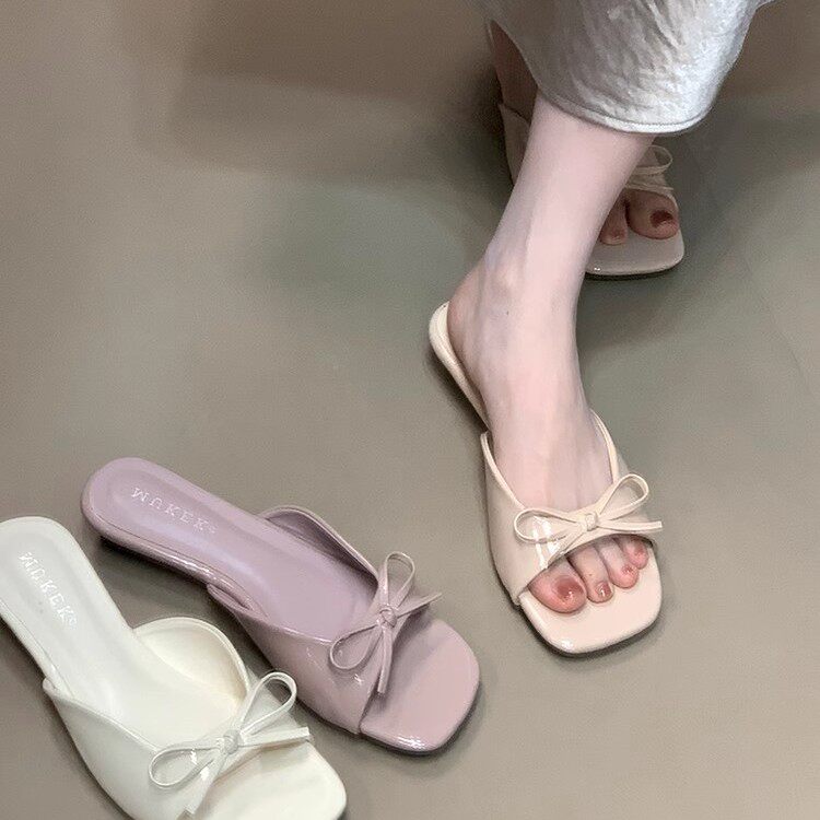 2025年低跟方头凉鞋仙女风蝴蝶结漆皮凉拖鞋外穿配裙子法式凉拖鞋