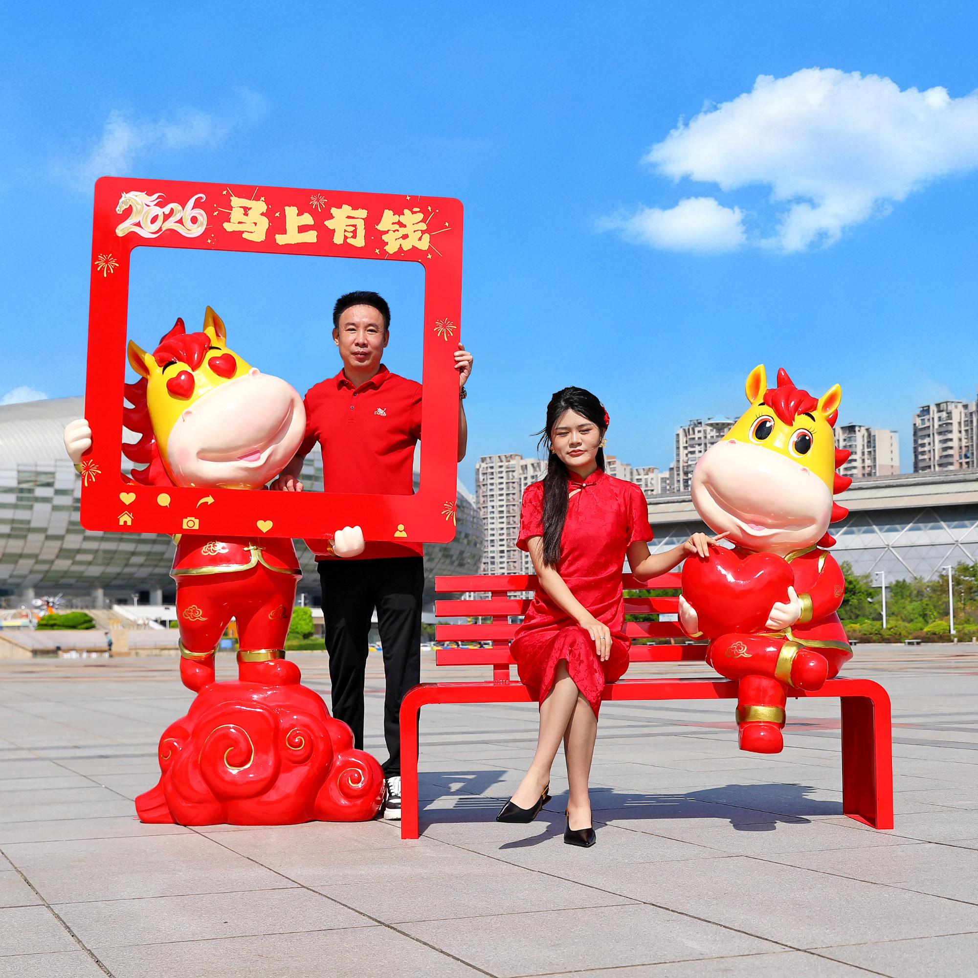 新年马造型玻璃钢雕塑小区园区商场美观陈列迎春喜庆打卡落地摆件