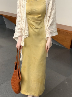 她来了复古馆新中式温柔淡黄色显白缎面改良旗袍女蝴蝶印花连衣裙