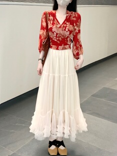 她来了复古馆法式复古气质收腰显瘦红色上衣杏色大摆纱裙仙女裙