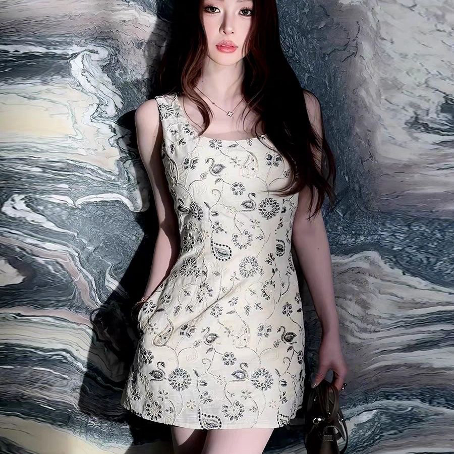亮片刺绣高级无袖夏季连衣裙U领设计时尚通勤慵懒修身小个子短裙