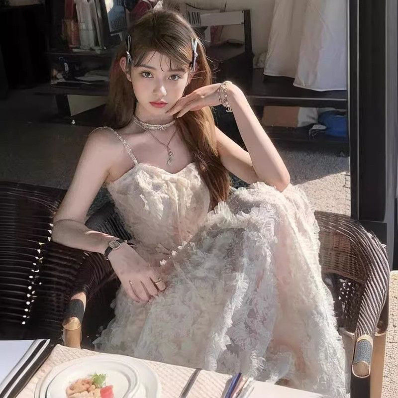 夏季新款气质高级感钻链羽毛吊带连衣裙女收腰显瘦旅行裙子