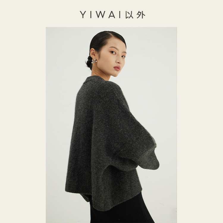YIWAI以外「彗」轻盈柔软加厚兔绒羊毛纽扣深灰针织开衫V领毛衣女