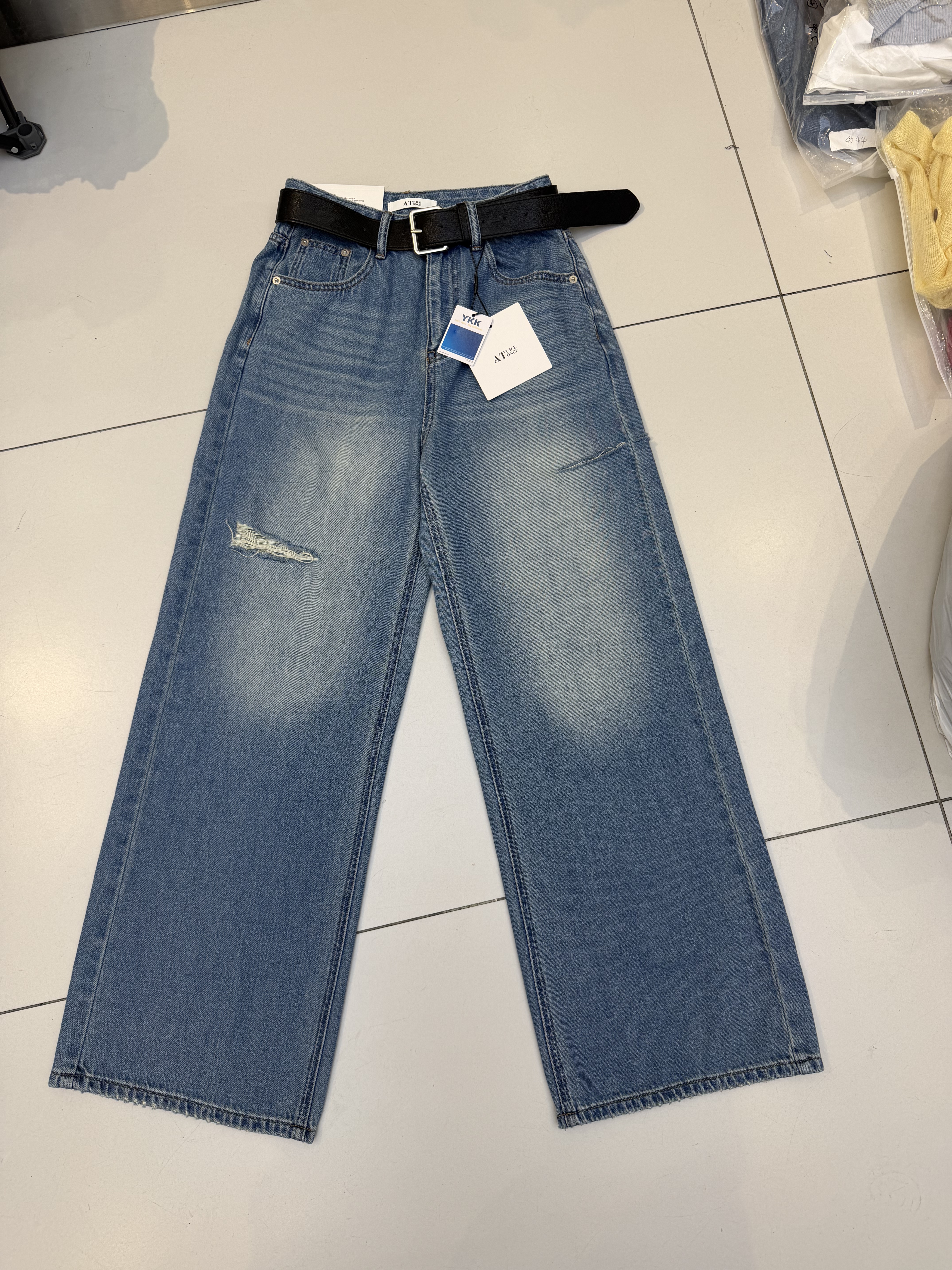 AT6129正品蓝色窄版直筒破洞牛仔裤女2026春夏新款百搭洋气通勤