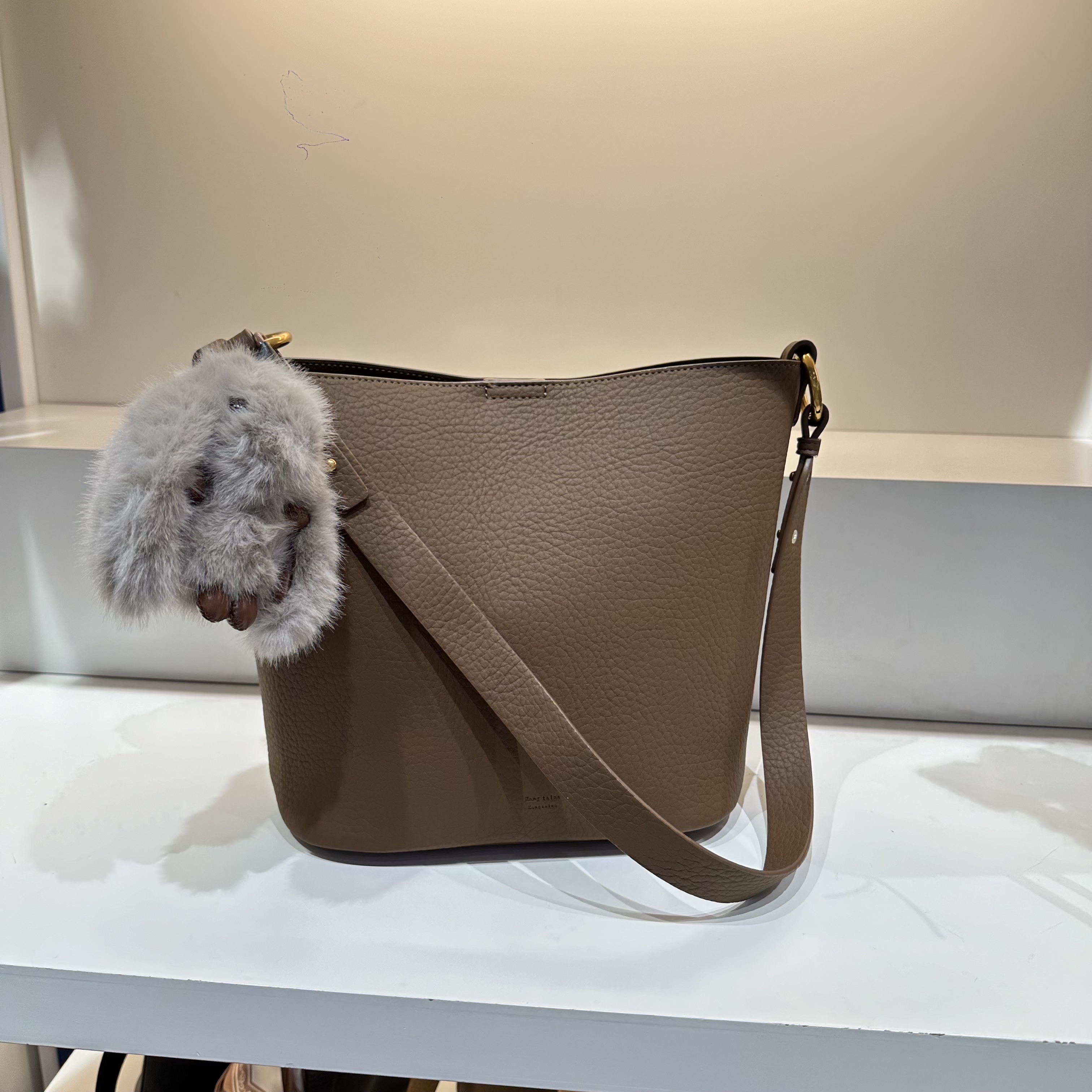 兔子挂饰荔枝纹新款复古水桶包简约软皮单肩斜挎百搭包子母包女