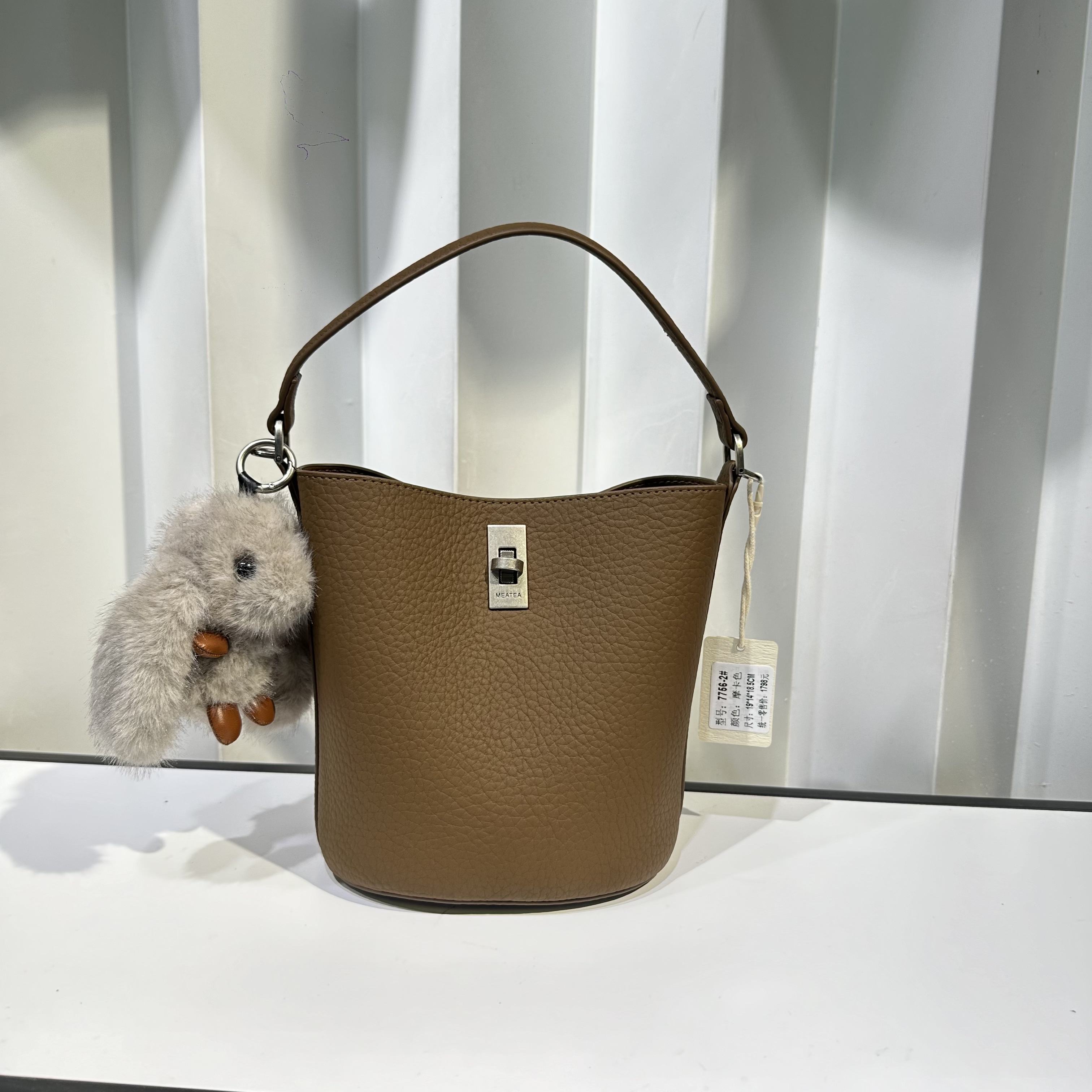 美缇新款复古手提水桶包休闲时尚简约单肩斜挎百搭通勤包女子母包