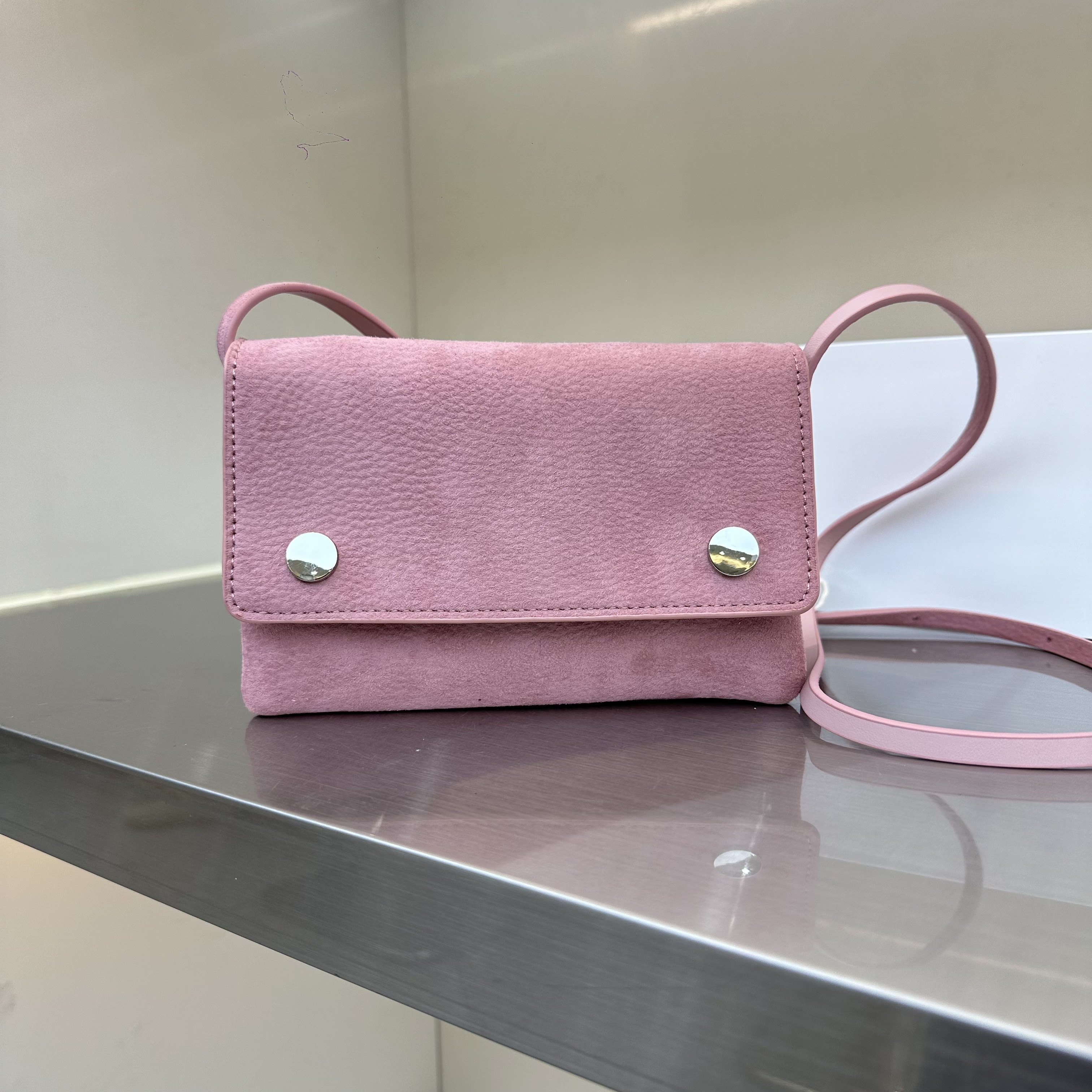 新款时尚翻盖分层软皮轻便斜挎手机包百搭通勤休闲女包简约潮纯色