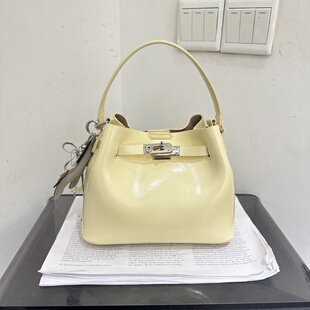 劳拉时黛新款复古休闲慵懒风软皮手提水桶包斜挎女包纯色简约子母