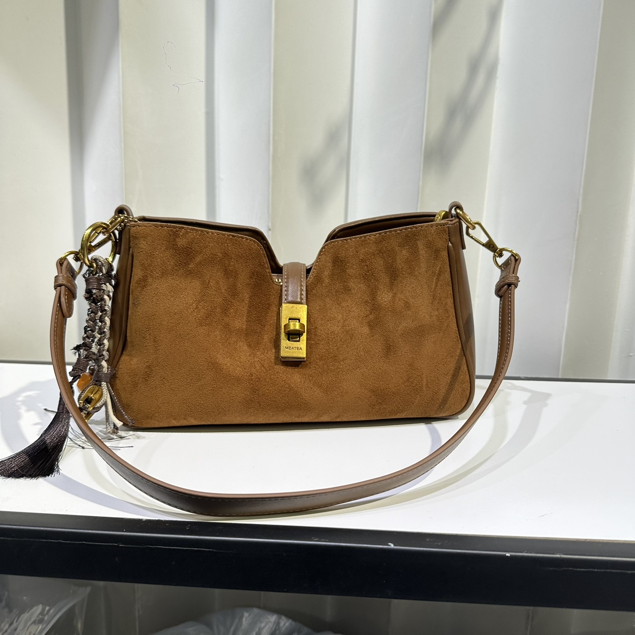 美缇秋冬新款磨砂皮锁扣横版法棍包气质小众单肩腋下女包韩版子母