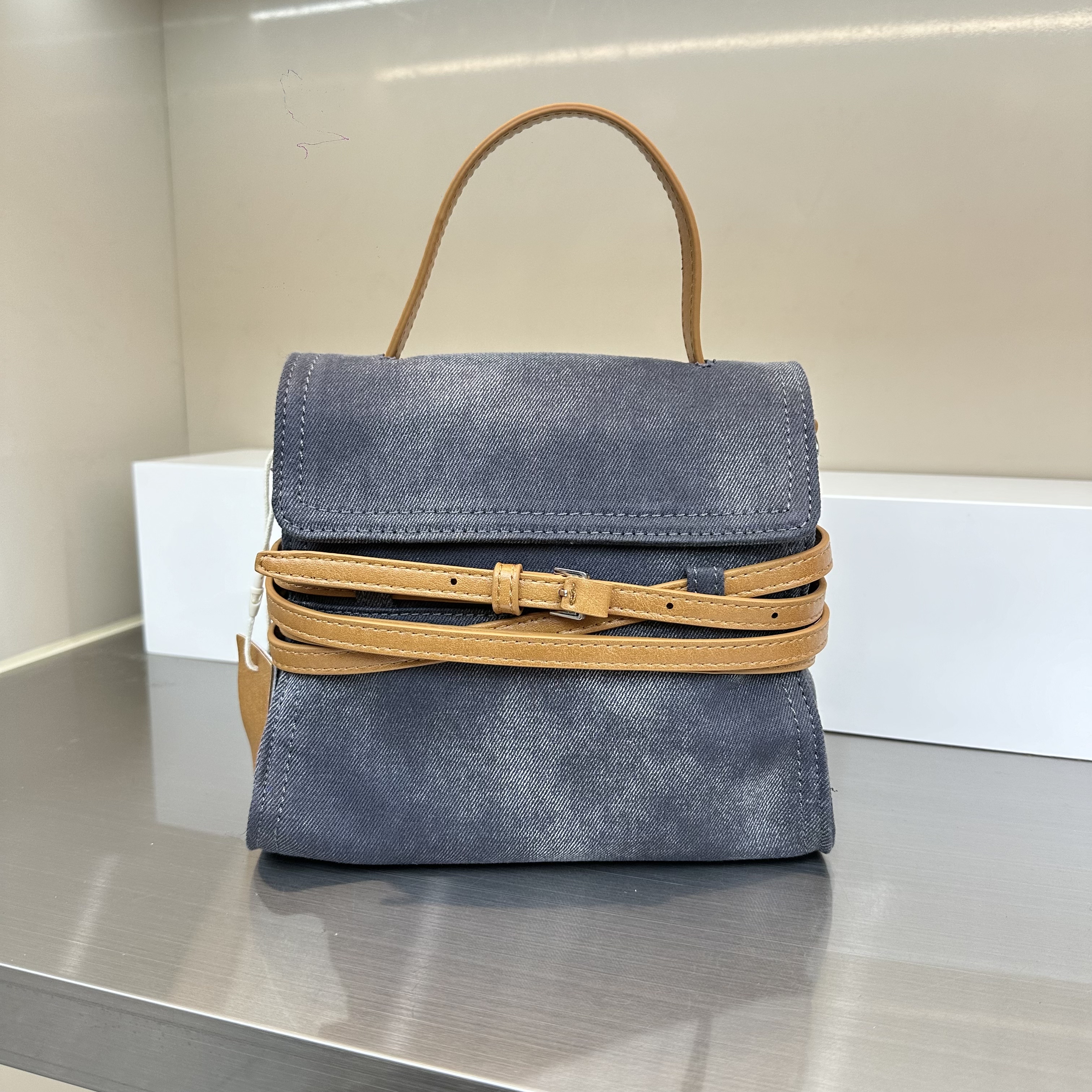 新款时尚手提轻便软皮牛仔布撞色小蛮腰翻盖竖款包包小众潮斜挎包