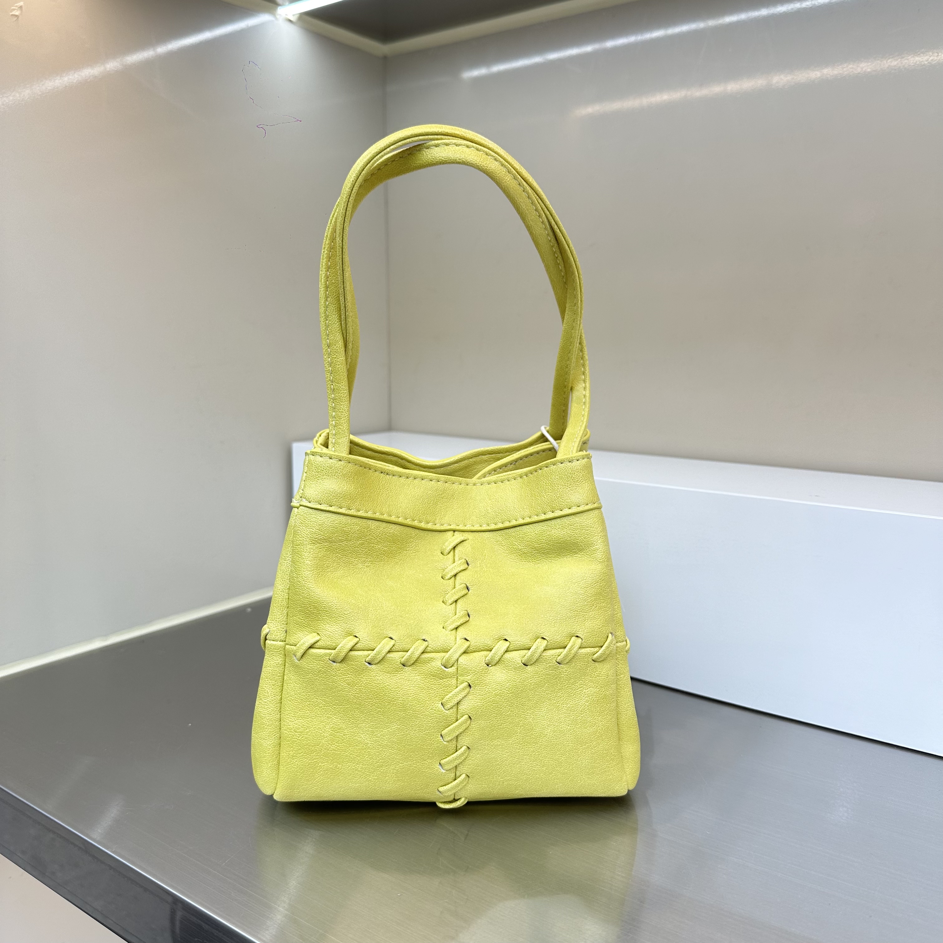 新款时尚手提水桶包百搭通勤软皮斜挎包休闲女包简约潮包纯色单肩