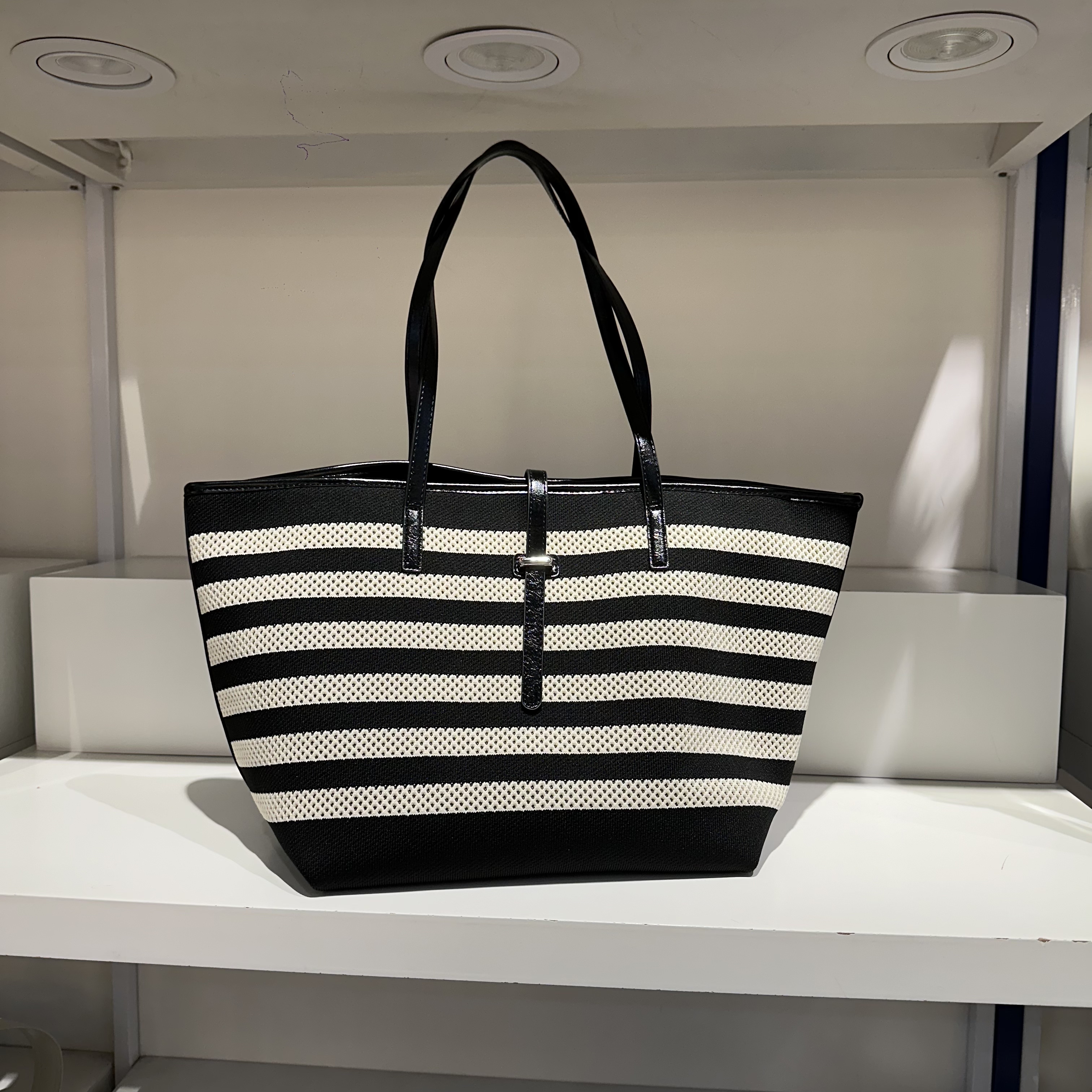 新款时尚黑白条纹镂空编织包大容量托特包单肩腋下女包轻便时髦包