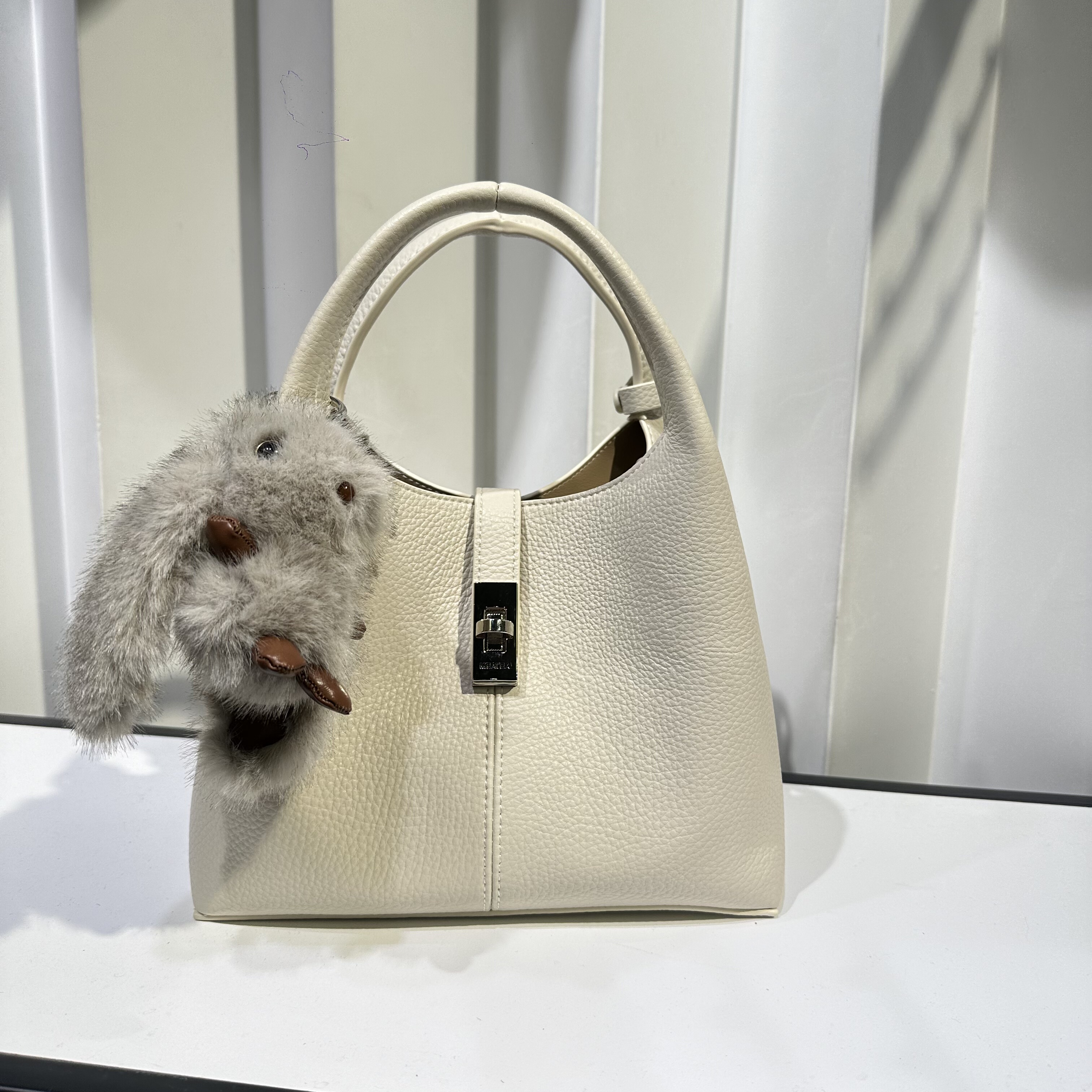 美缇新款复古休闲慵懒风手提水桶包实用时尚简约斜挎百搭通勤包女