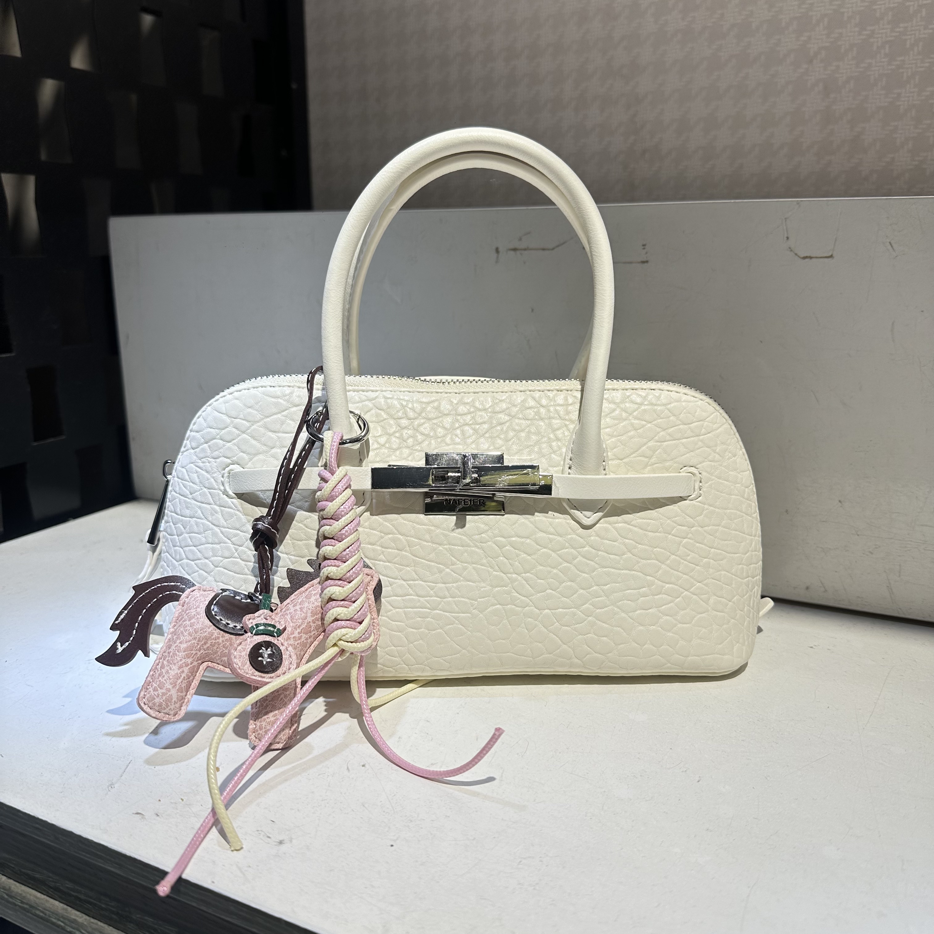 黑白色新款时尚泡泡纹手提轻便软皮贝壳包小众潮时尚休闲斜挎女包