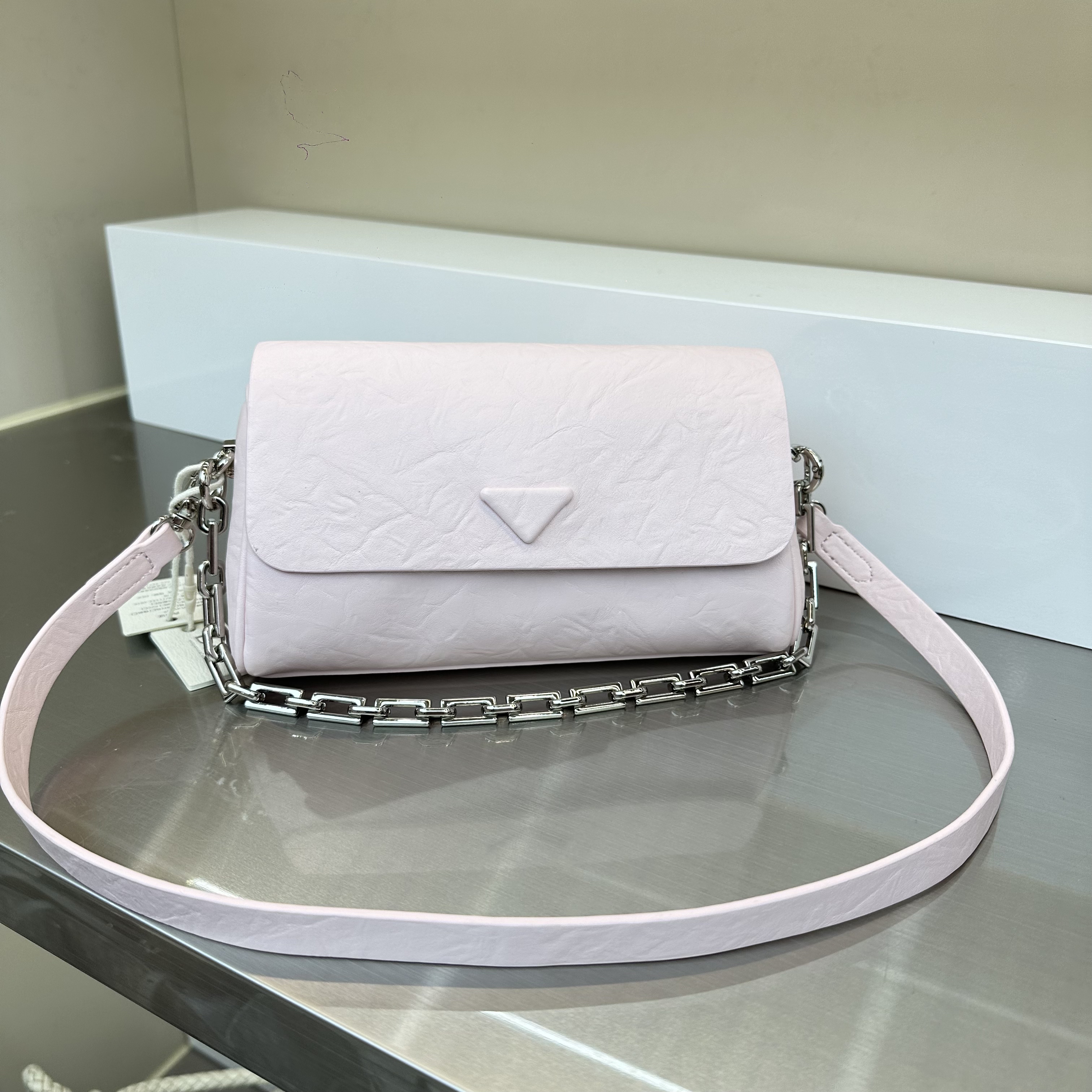 新款链条手提笔筒包复古休闲慵懒风软皮单肩斜挎轻便女包纯色简约