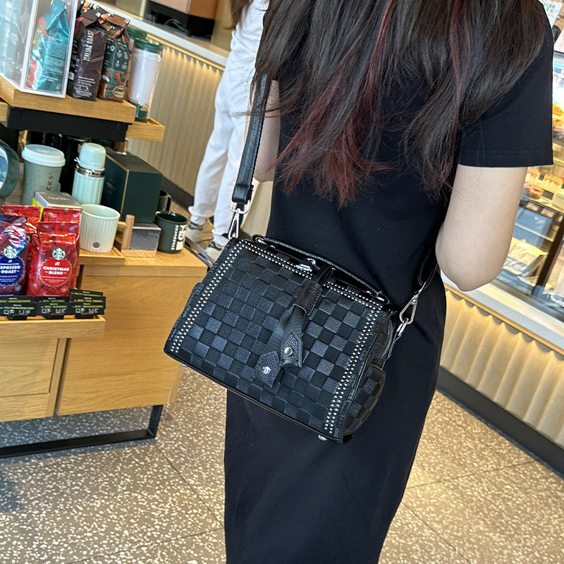 棋盘格女包2025新款气质通勤斜挎包流行横款波士顿包简约手提包