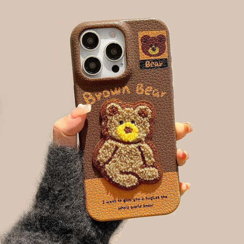 秋冬刺绣小熊适用苹果17promax手机壳新款iPhone16pro卡通15华为p70保护套13可爱小米14皮纹壳vivo荣耀80oppo