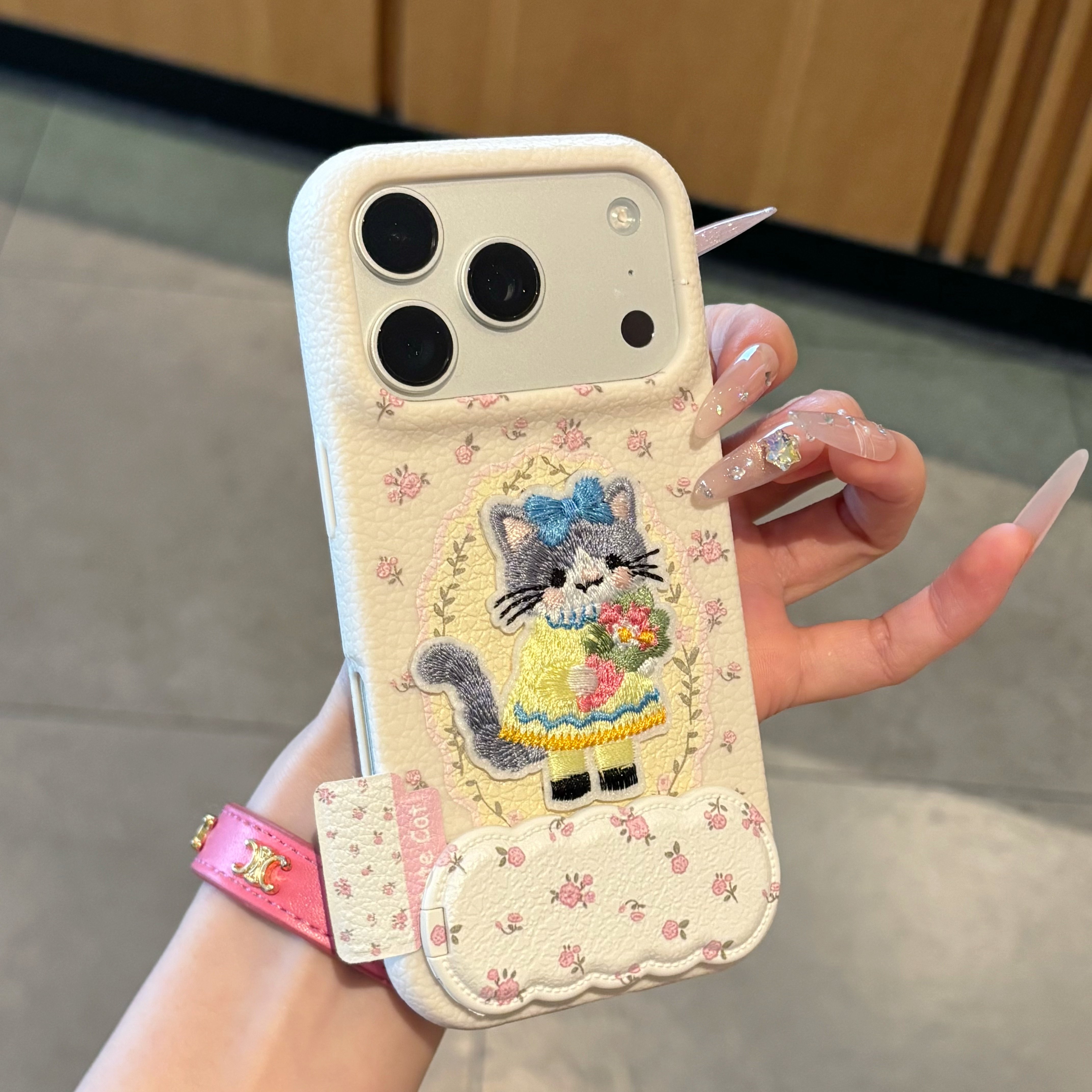 刺绣花园猫咪适用苹果17promax手机壳iPhone16pro支架18promax华为PURAXView卡通15小米17皮纹vivoppo荣耀400