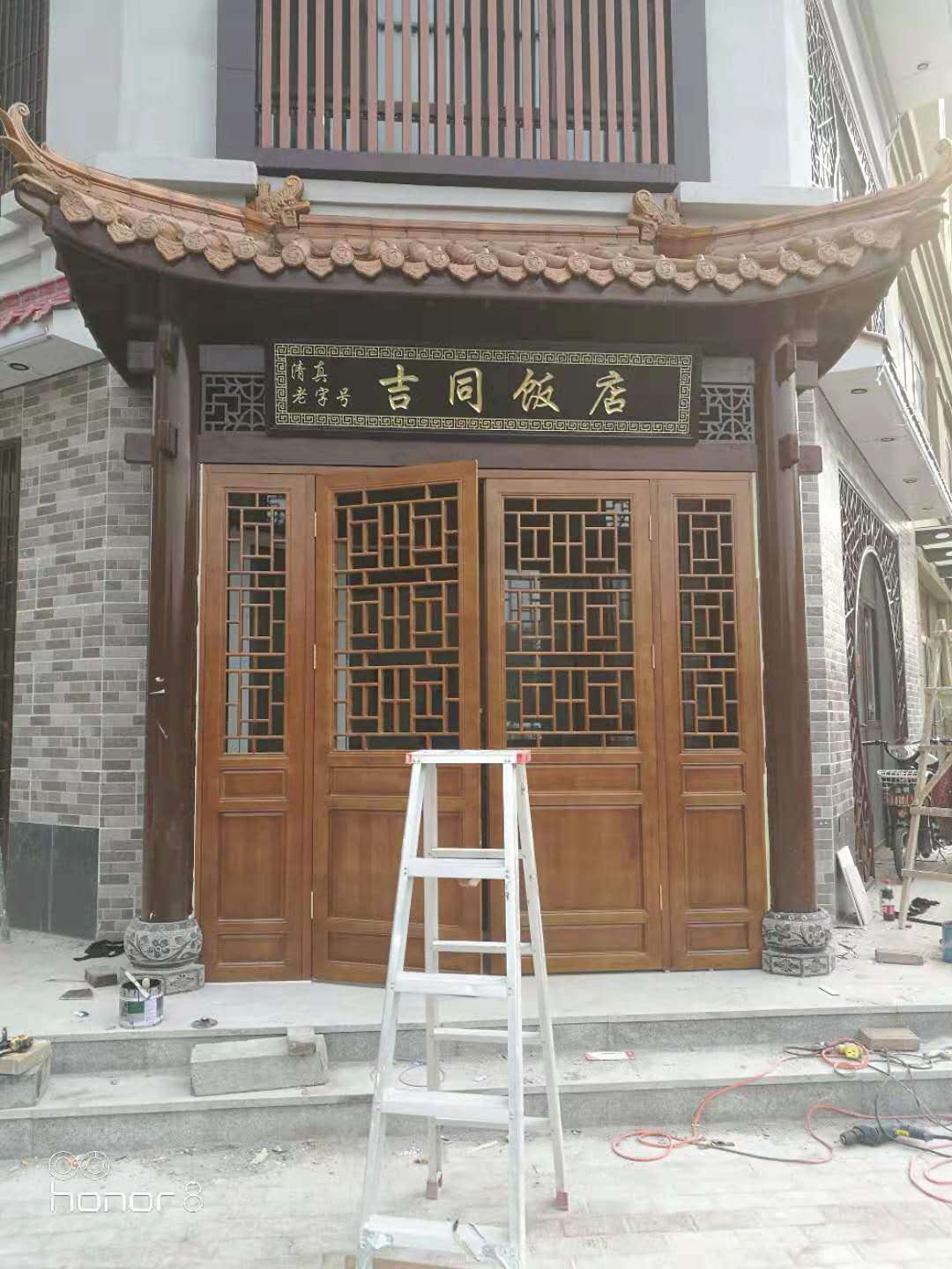 中式仿古屋檐火锅店门头瓦招牌古建装修瓦檐翘角门窗花格牌匾招牌
