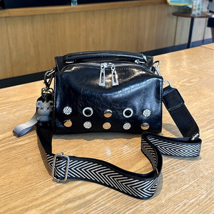 2025新款时尚镶钻铆钉手提包女高级感轻奢单肩斜挎小方包百搭小众