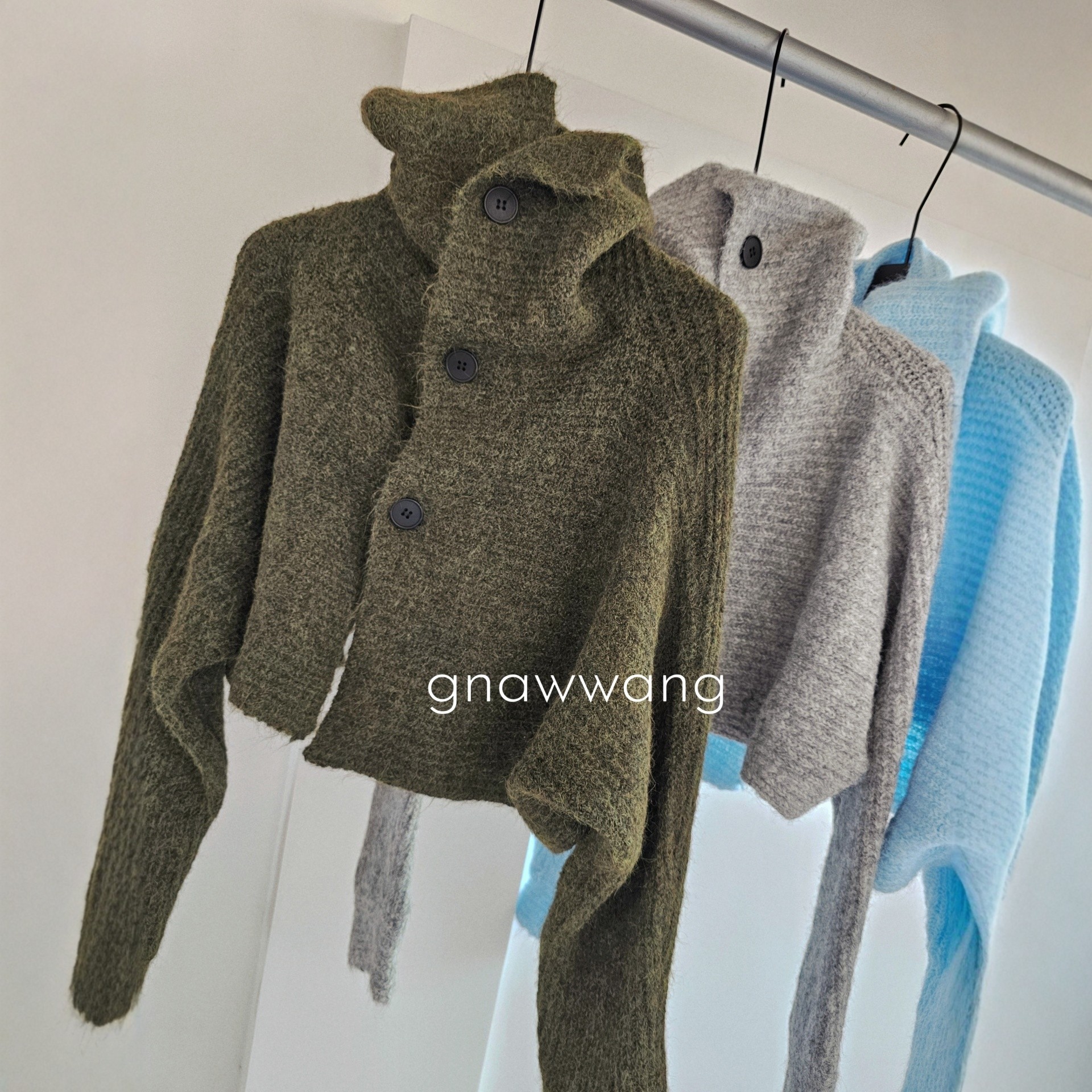 韩系慵懒风高领设计单排扣短款针织开衫女秋冬百搭显瘦三颗扣毛衣