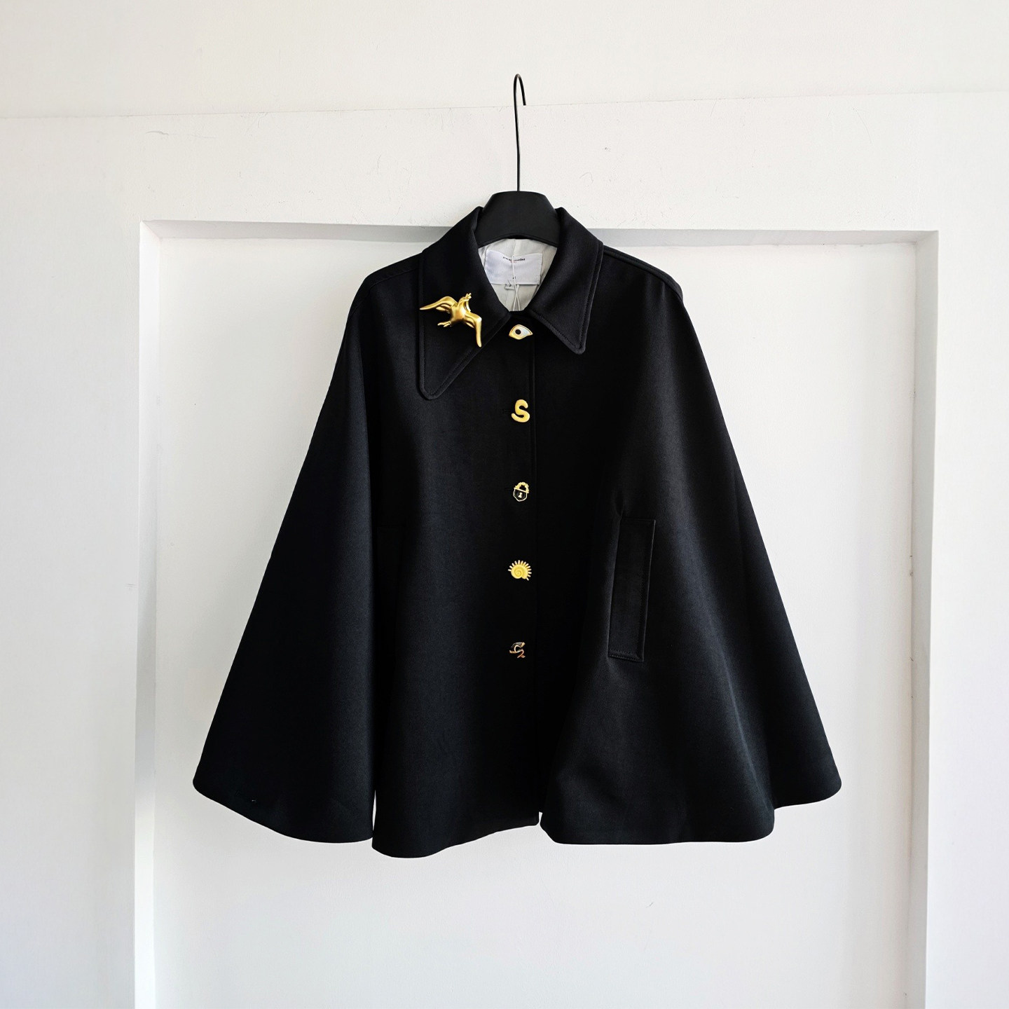 南油高版本法式老钱风金属扣落肩廓形斗篷风衣女2026黑色宽松外套,女装/女士精品,风衣,淘宝优惠券,粉丝福利购,淘宝优惠卷