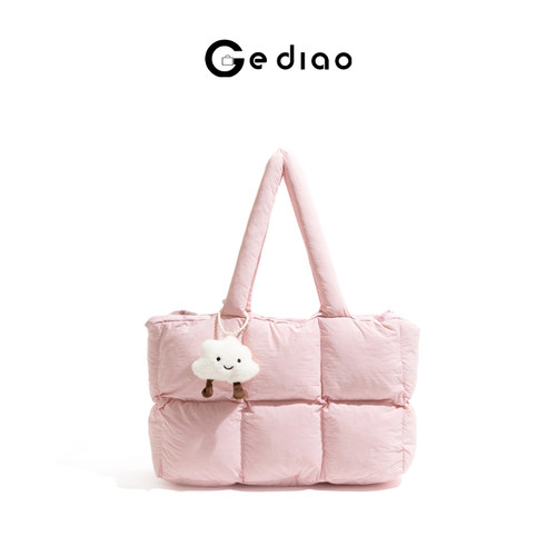 秋季多巴胺粉色羽绒包包棉服设计