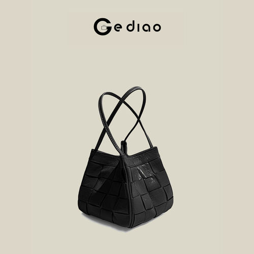 头层牛皮轻奢女包2025冬季水桶包