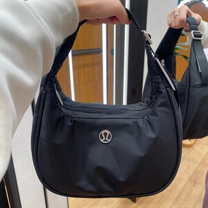 代购Lululemon Mini ShoulderBag牛角腋下包瑜伽休闲单肩手提包女