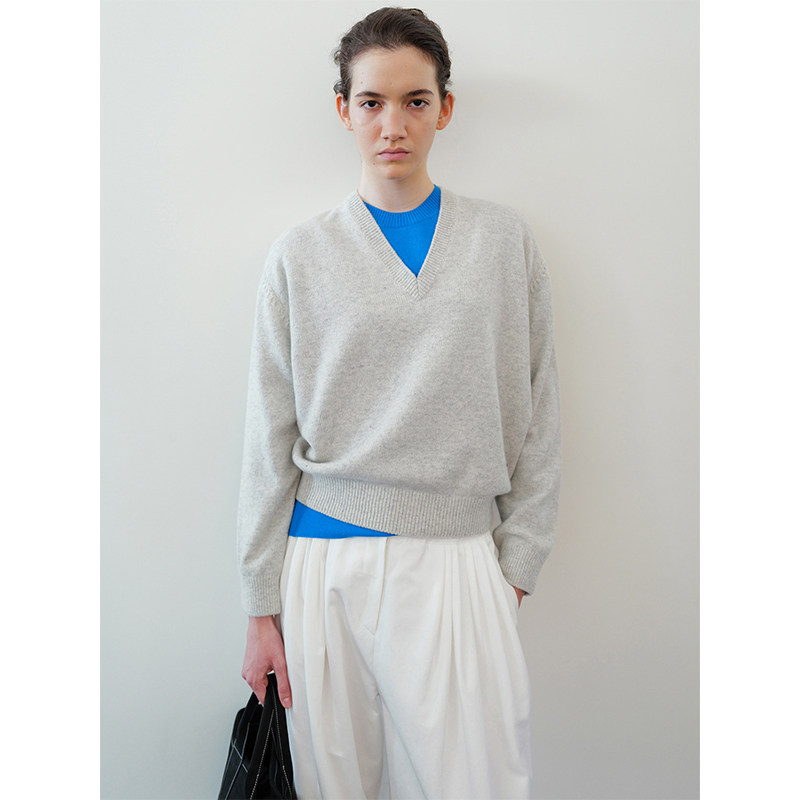 REPET简约复古浅灰色V领毛衣