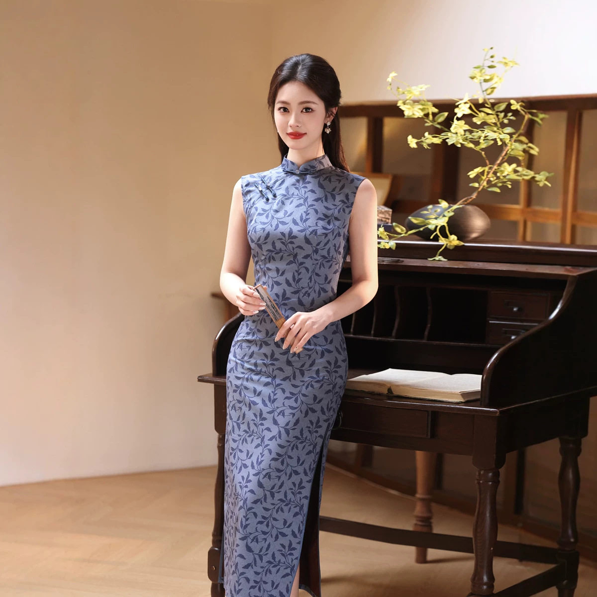 新中式国风年轻款绝美宝蓝色旗袍枝叶印花2026夏季日常少女连衣裙