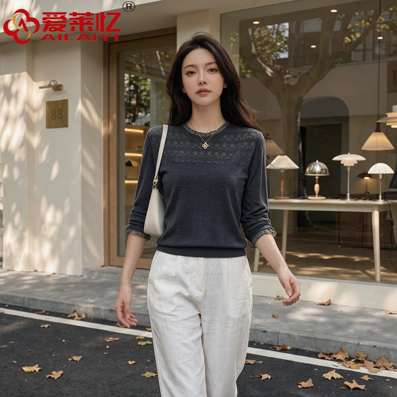 爱莱忆2026通勤风蕾丝拼接圆领针织衫女长袖宽松套头打底衫薄款