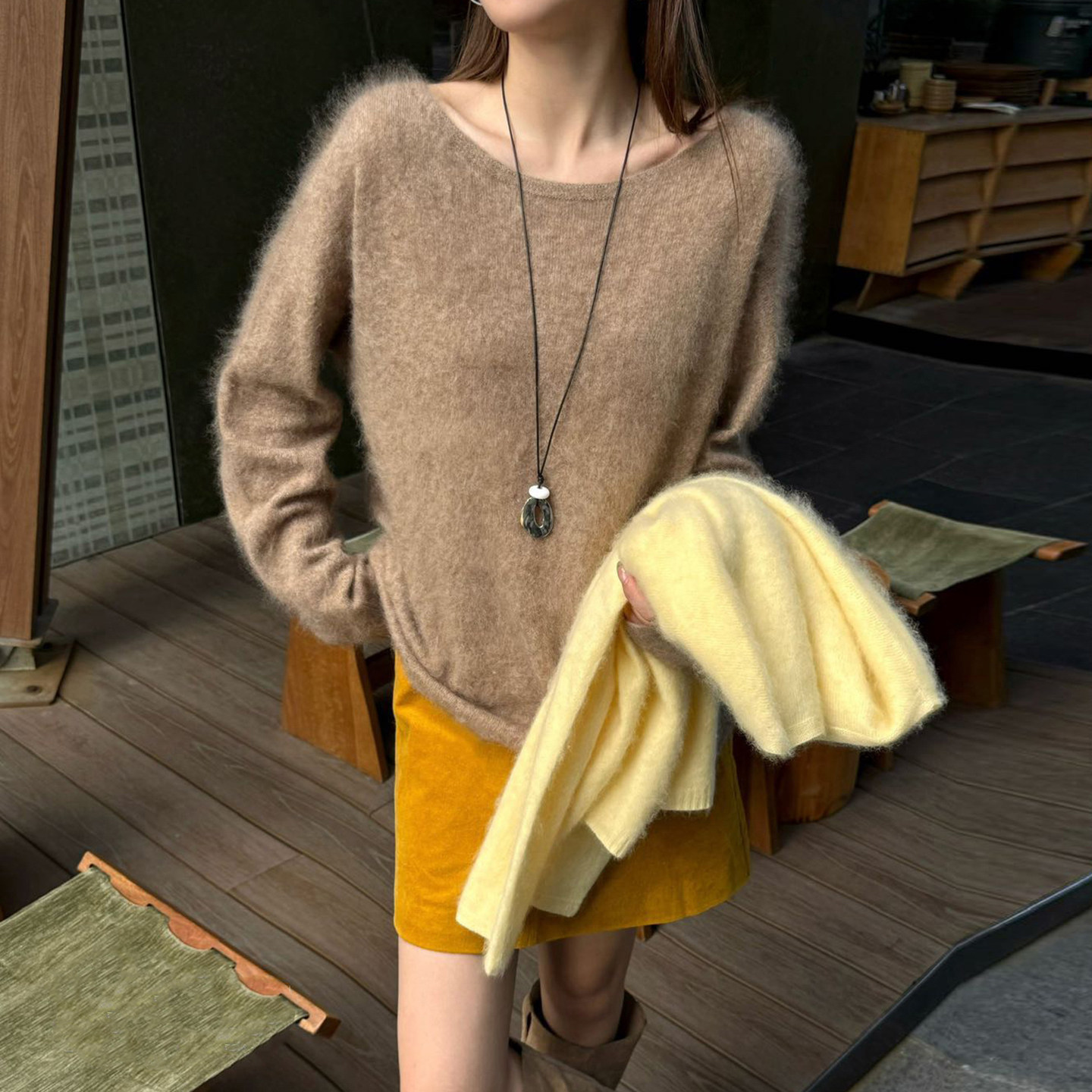 爱莱忆秋冬圆领驼色女羊绒衫